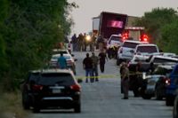 Polis och annan räddningspersonal arbetar på platsen där 46 personer hittats döda i en lastbil i San Antonio.