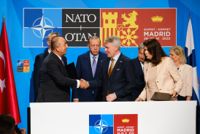 Turkiets utrikesminister skakade tass med Pekka Haavisto (Gröna) och Ann Linde (S) efter att länderna skrivit på en överenskommelse den 28 juni. Den skulle bana väg för att Turkiet förordar Finlands och Sveriges Natomedlemskap. Sedan dess har Turkiet uttryckt missnöje.