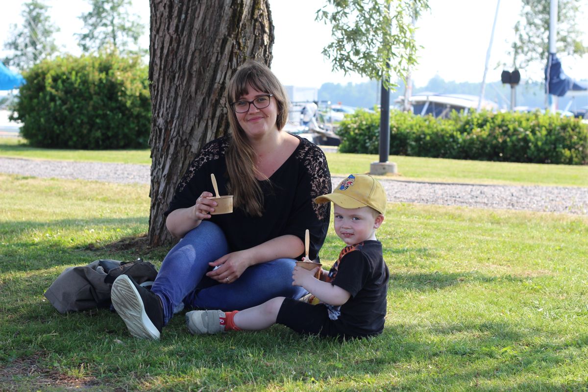 Skugga, glass och friska vindar. Ingåborna Martina och Benjamin Fagerström njuter i Ingå gästhamn.