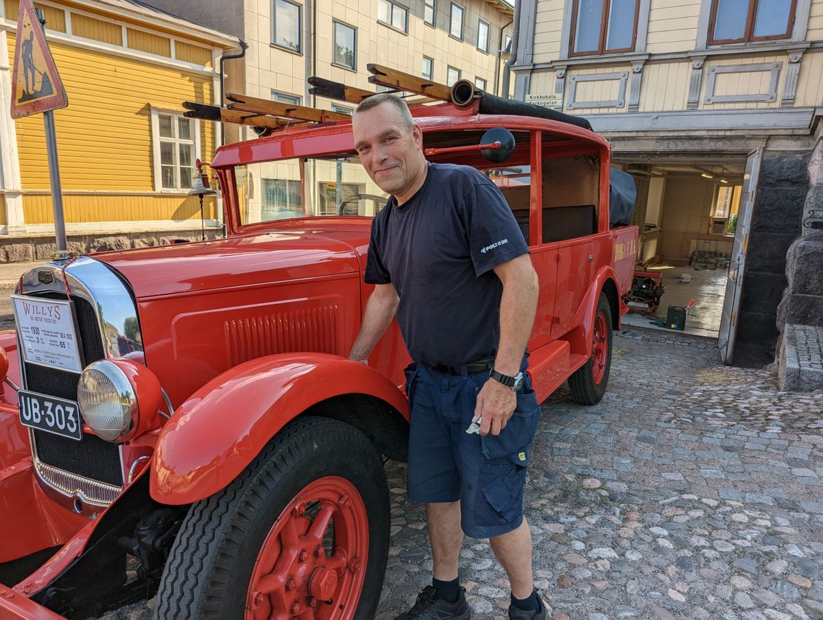 Kårchef Tom Westerlund berättar gärna veteranbrandbilens spännnande historia.