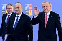 Turkiet utrikesminister Mevlut Causoglu och president Recep Tayyip Erdogan vinkar till pressen.