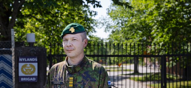 Bataljonskommendör Sampsa Tamminen vid Ekenäs kustbataljon hälsar de nya rekryterna välkomna.