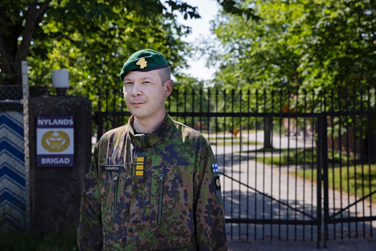 Bataljonskommendör Sampsa Tamminen vid Ekenäs kustbataljon hälsar de nya rekryterna välkomna.