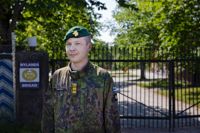 Bataljonskommendör Sampsa Tamminen vid Ekenäs kustbataljon hälsar de nya rekryterna välkomna.
