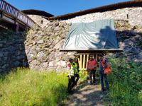 Nu byts den tillfälliga konstruktionen ut mot en mer permanent lösning vid tunnvalvet i Raseborgs slott.