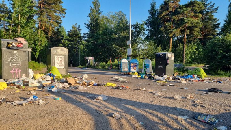 Det var inte bara i Nordsjö som skräpkärlen var överfulla efter midsommaren. Så här såg det ut vid Blåbärslandet på söndagen.