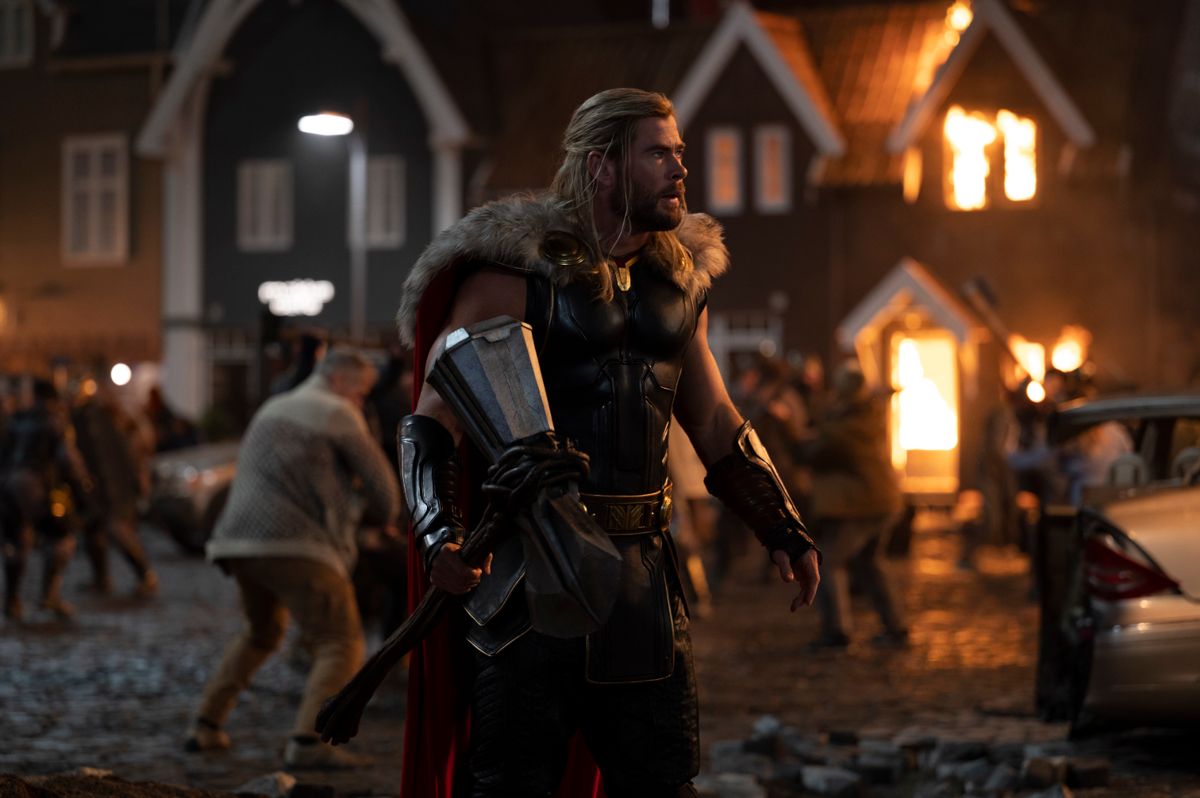 Nya Thor-filmen inte bara klär filmen av Chris Hemsworths åskgud, såväl bildligt som bokstavligt talat, anslaget är uppfriskande hejdlöst även i övrigt.