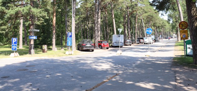 Tillfälliga trafikarrangemang råder på Appelgrensvägen i Hangö. På vänster sida om vägen är det tillåtet att parkera.