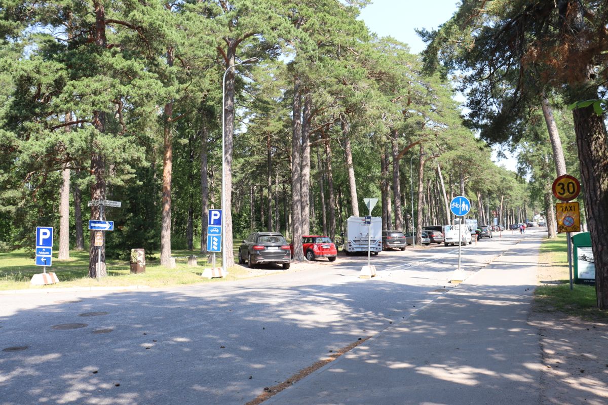 Tillfälliga trafikarrangemang råder på Appelgrensvägen i Hangö. På vänster sida om vägen är det tillåtet att parkera.