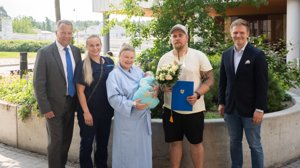 Linda och Heikki Laukkanens bebis föddes onsdagen den 29 juni. Stadsdirektör Jukka Mäkelä (till vänster) och stadsstyrelsens ordförande Henrik Vuornos (till höger) besökte Jorvs sjukhus för att gratulera familjen, vars bebis fick stadens invånarantal att överskrida 300 000 personer.