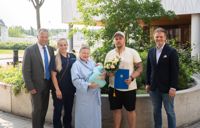 Linda och Heikki Laukkanens bebis föddes onsdagen den 29 juni. Stadsdirektör Jukka Mäkelä (till vänster) och stadsstyrelsens ordförande Henrik Vuornos (till höger) besökte Jorvs sjukhus för att gratulera familjen, vars bebis fick stadens invånarantal att överskrida 300 000 personer.