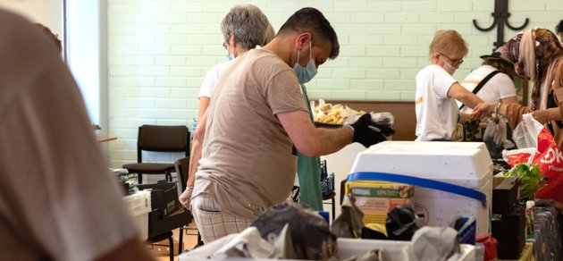 Mathjälpsnätverket delar ut mat varje tisdag i Vårberga församlingscenter.