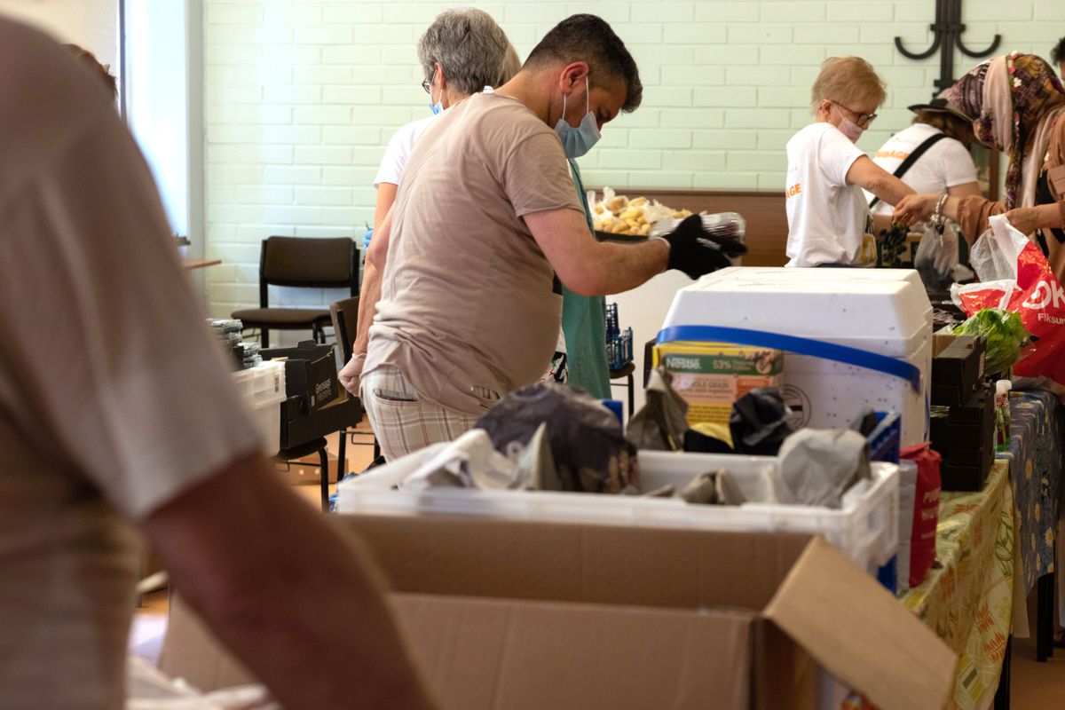 Mathjälpsnätverket delar ut mat varje tisdag i Vårberga församlingscenter.