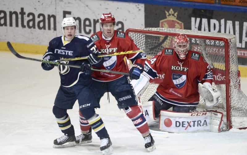 Puhakka (till vänster) spelade 40 matcher för Blues i FM-ligan säsongen 2015-2016. Här i en närkamp med HIFK:s Matt Generous. I mål står Ville Husso.
