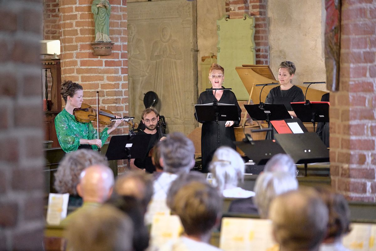Norska Trio Mediæval var i farten tillsammans med Avanti-musikerna vid tjuvstartskonserten i Pernå kyrka. Här David Langs Just för vokaltrio, altviolin, cello och slagverk.