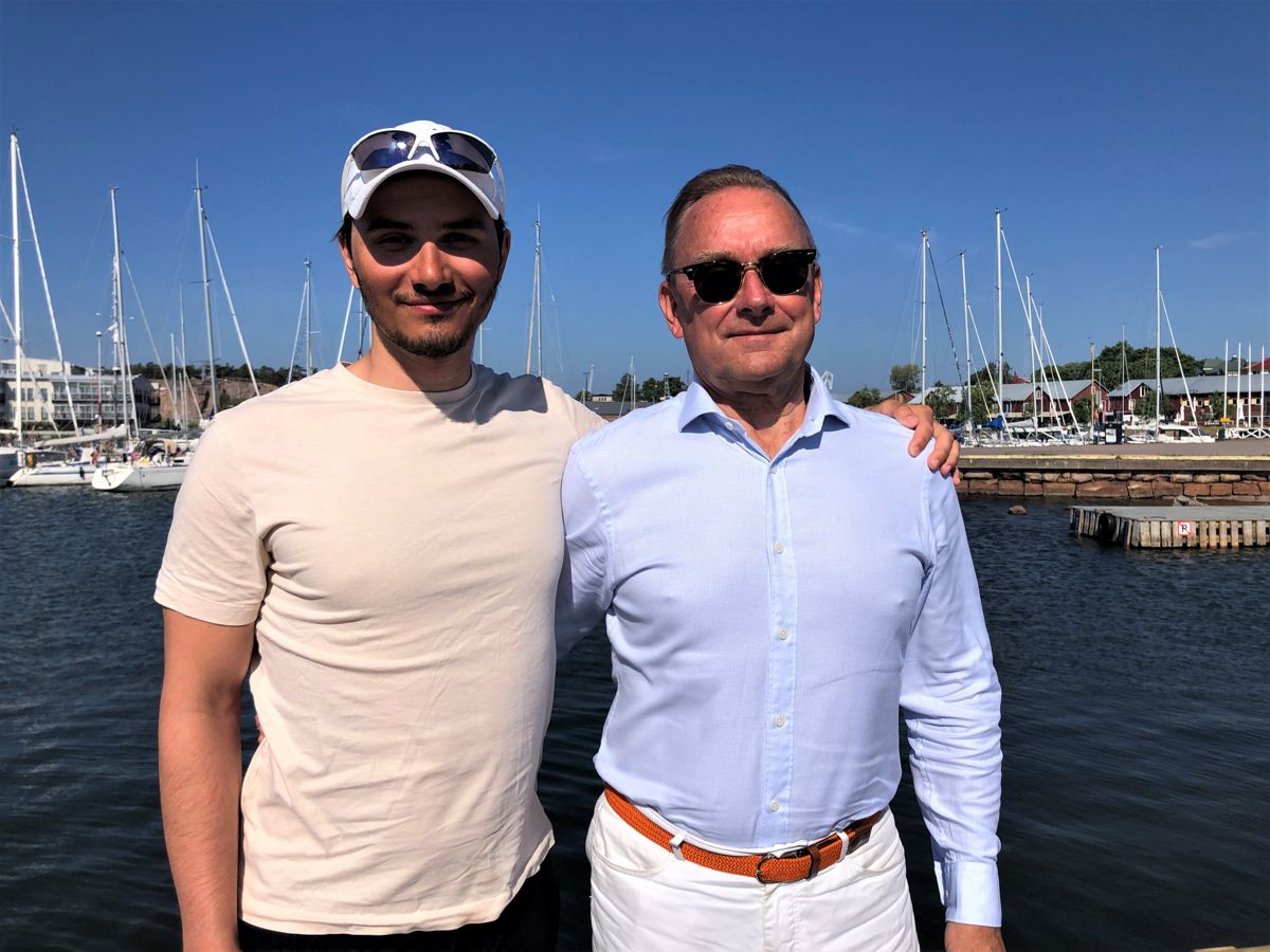 Gustav Kvikant och Hangös stadsdirektör Denis Strandell träffades på torsdagsmorgonen över frukost i Östra hamnen i Hangö. Östersjöns välmående är en gemensam sak för oss alla, tycker de.