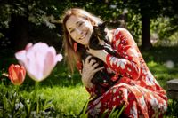 Barnbokskonstnären Linda Bondestam älskar djur. Medan katten Fellini gömmer sig någon annanstans får katten Lucy vara med under fotograferingen.