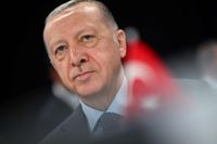 Turkiets president Recep Tayyip Erdogan kom med ett skrällbesked i slutet av Natomötet där resten av försvarspaktens ledare i ett par dagar har glatt sig åt att Finland och Sverige är på väg att bli medlemmar. Erdogan tolkar trepartsuppgörelsen mellan Sverige, Finland och Turkiet helt annorlunda än Finland och Sverige och hotar stoppa ratificeringen i det turkiska parlamentet.