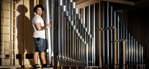 Orgelbygge pågår. Högst upp på Musikhusets blivande orgel står Josua Meiner från Österrike och justerar en av de nästan 10 000 orgelpiporna.