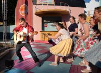 All shook up på Raseborgs sommarteater är produktionen där allt sitter rätt.
