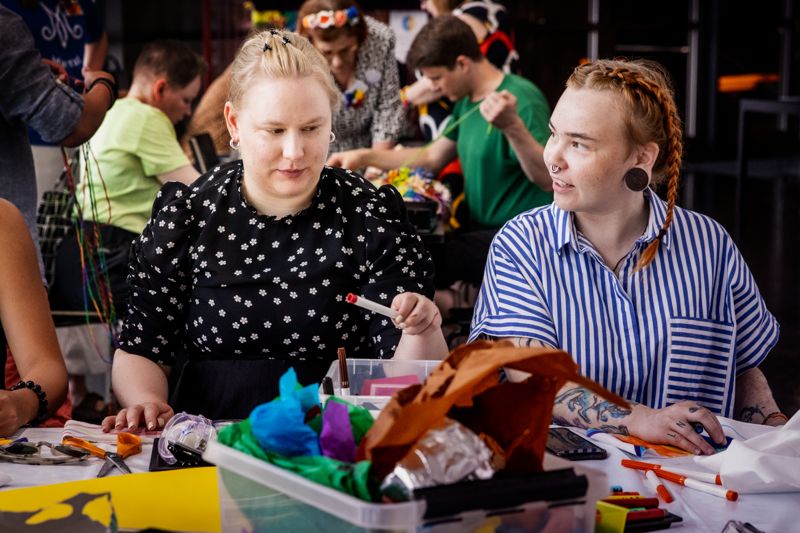 Alma Rimpiläinen och Niina Jääskeläinen pysslade regnbågsfärgade band till sig under workshoppen i Kiasma.