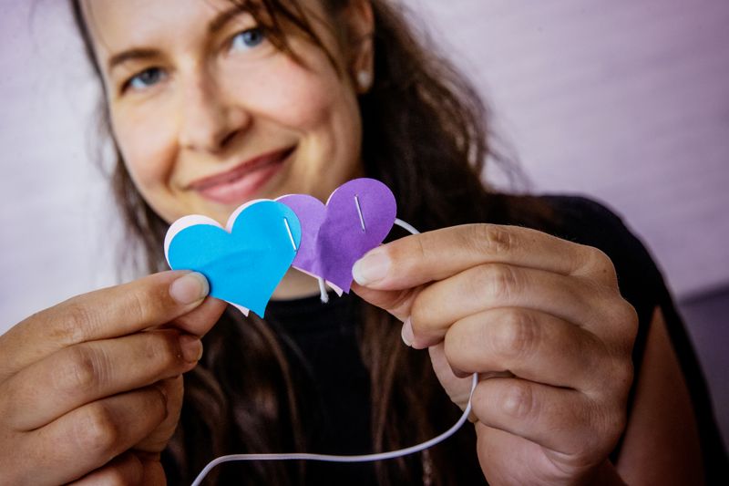 Aino Saarinen kommer att delta i årets prideparad tillsammans med sina vänner.