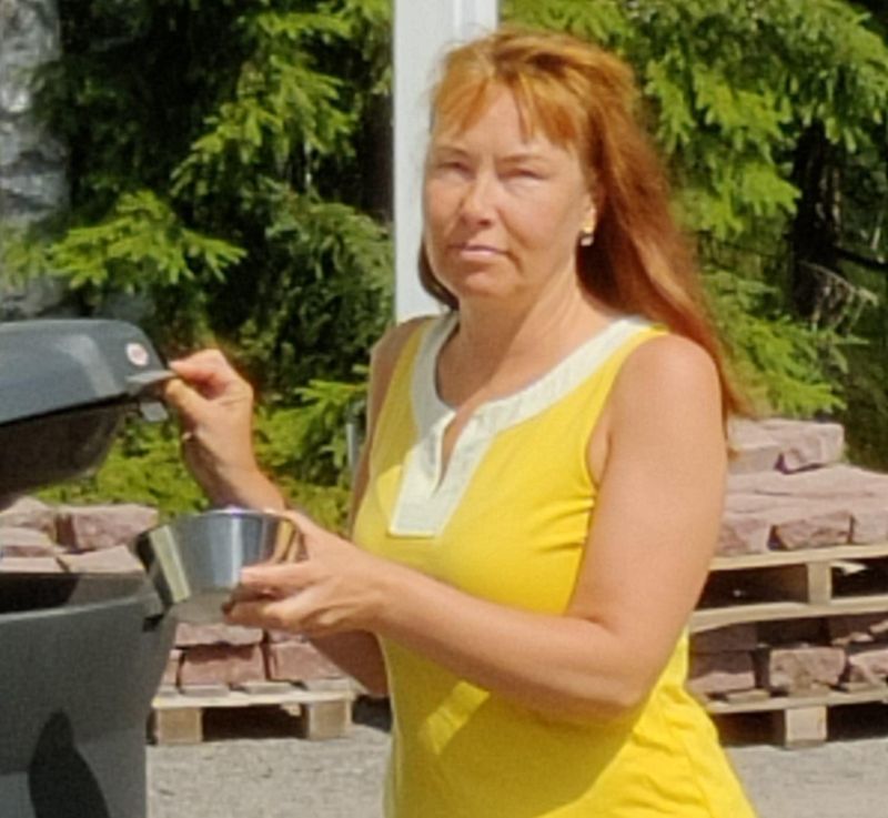 Mikaela Lindén är besviken över avfallshanteringen vid Nordsjö småbåtshamn.