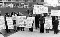 Sveriges nuvarande abortlag går tillbaka till 1975. Redan 1971 mötte feministiska Grupp 8 upp på Sergels torg upp för att  visa sin syn på det nya svenska abortlagförslaget. Deltagarna krävde bland annat  ”Abort utan papperskvarn”. 