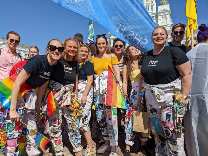 Studentkåren vid Svenska handelshögskolan deltar för första gången i prideparaden. Robin Berntzen, Jennifer Holmberg, Emmi Winqvist, Selma Lumio, Sofie Eriksson, Matias Monola, Madicken Heiskanen, Pippi Blomqvist och Anton Mattsson går i Prideparaden klädda i Hankens vita studentoveraller, för att stödja mänskliga rättigheter och jämställdhet.