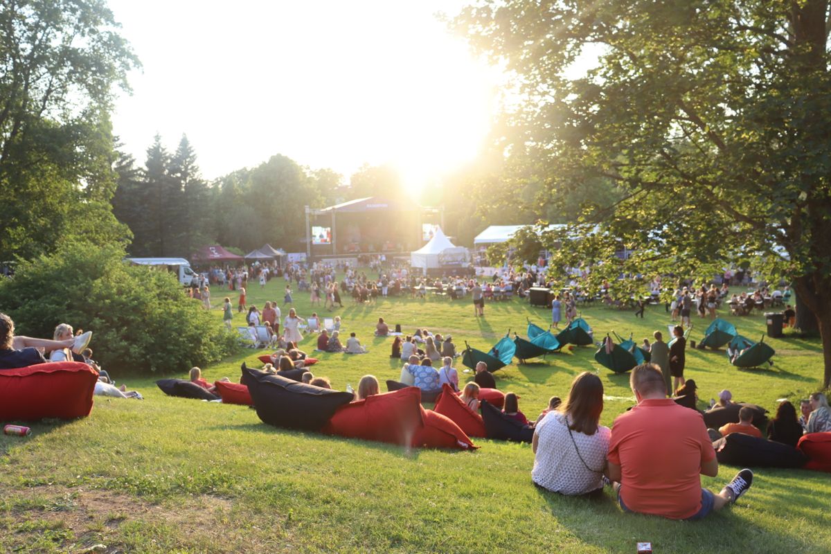 Solen sken över Bulevardparken och Raseborg Festival på fredagskvällen.