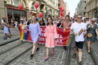 Statsminister Sanna Marin deltog i prideparaden som marscherade för köns- och sexuella minoriteters rättigheter i Helsingfors den 2 juli 2022.