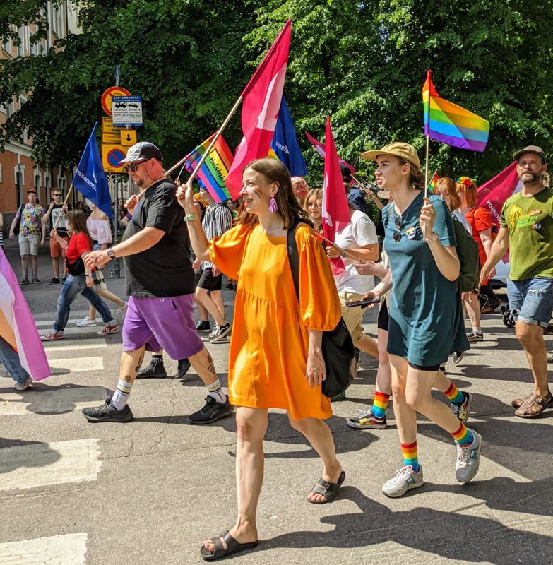 Undervisningsminister Li Andersson gick tillsammans med sina partikolleger i Vänsterförbundet i slutet av pridetåget.