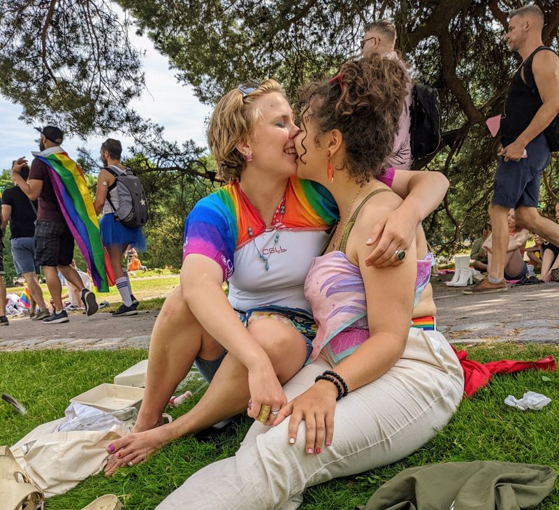 Lumi Hultkrantz och Caroline Duberts studerar i Sverige men sommarjobbar nu i Finland. De har tagit ut ett par lediga dagar under prideveckan för att kunna njuta av värmen, gemenskapen och varandra.