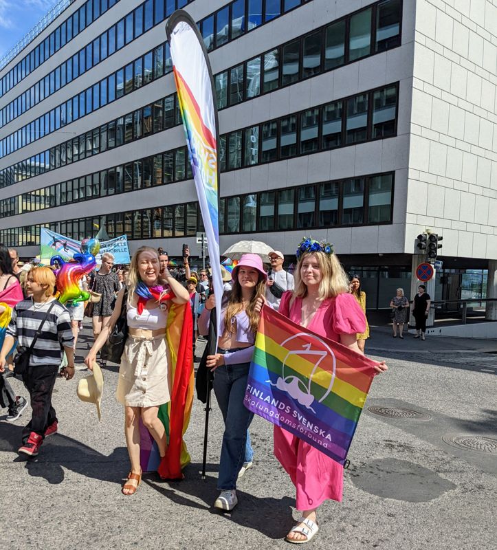 Adriana Knispel, Tilda Cederberg och Cecilia Huhtala marscherar för skolungdomars rätt till en trygg skolmiljö fri från sexuella trakasserier och pinsamma skämt om könsidentitet.