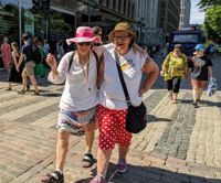 Ursula Drake (till höger) har tagit med sig systern Sunniva Drake som sällskap i prideparaden. Ursula Drake representerar föreningen Gummedalen, som arbetar för äldre lesbiska kvinnors rättigheter.