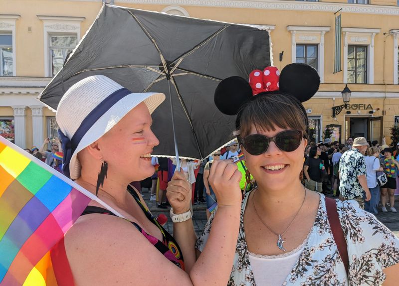 Katri Kalsi hjälper Maaria Posti med pridesminket inför paraden. Det regnbågsfärgade läppstiftet har hon skaffat enkom för pride.
