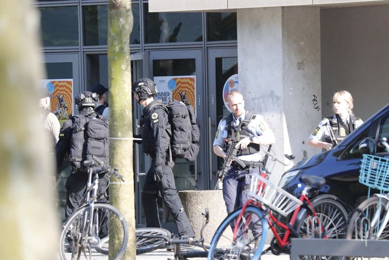 Beväpnade poliser på plats vid köpcentrumet.
