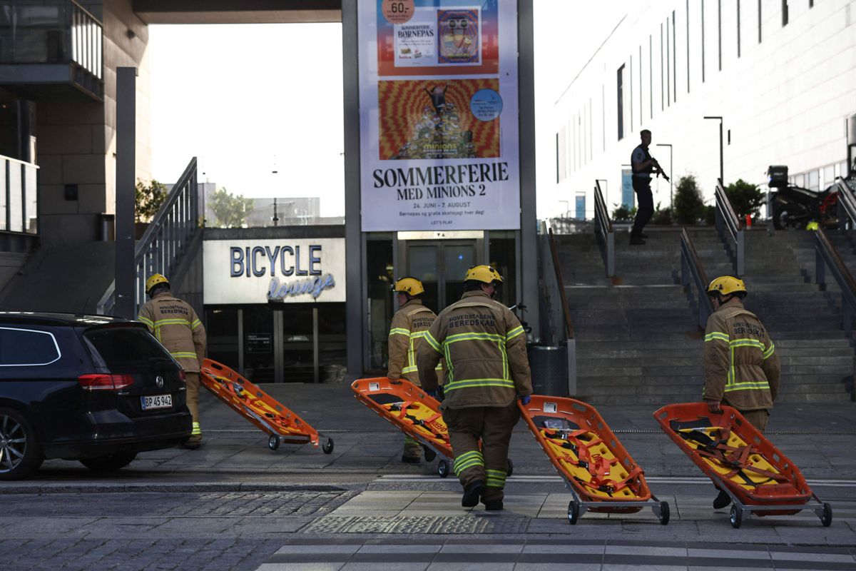 Räddningspersonal går mot köpcentrumet Fields i Köpenhamn efter söndagens skjutning. 
