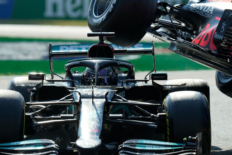 Max Verstappens Red Bull ovanför Hamiltons Mercedes. Arkivbild.
