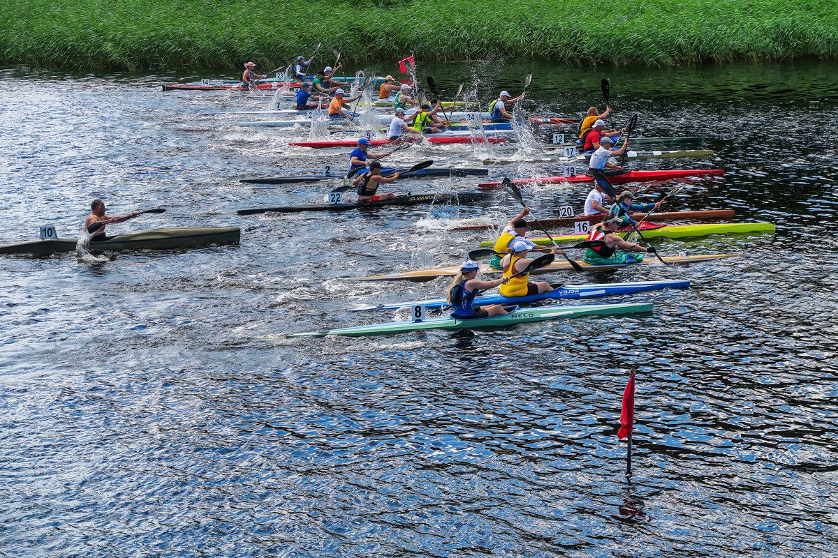 Startskottet har gått för tävlingsklassen i Gullö runt och kanotisterna paddlar iväg.