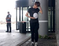 Nicolaj, 20, lämnar blommor vid entrén till köpcentret Fields i Köpenhamn. "Jag vill visa min aktning", säger han.