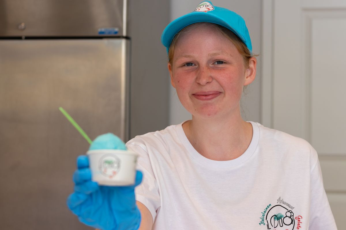 Lotte Leibner sommarjobbar på Il duo. I bägaren finns den omtalade smurfglassen.