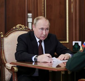 Rysslands president Vladimir Putin i sitt möte med Sergej Sjojgu. Det sändes i rysk tv.