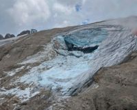 Glaciären på den italienska bergstoppen Marmolada som ismassorna lossnade från. Det snöade väldigt lite under den gångna vintern, vilket troligen innebar att isen var sämre skyddad från värmen.