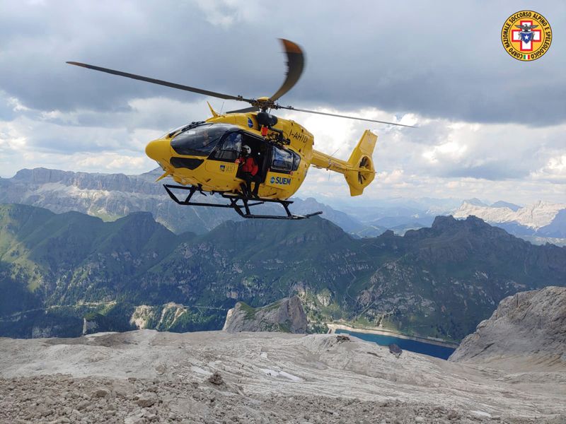 En räddningshelikopter i arbete över Marmolada.