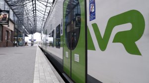 VR beräknar att man kommer att betala 200 000 euro i ersättning till kunderna för tågskaoset under midsommaren. 