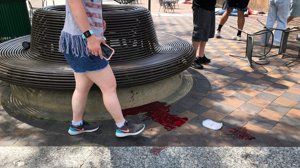 Blod på marken efter en skjutning i samband med ett nationaldagsfirande i USA.