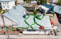 Andy Bests och Merja Puustinens platsspecifika verk “Ondskans blommor” sprider ut sig över Galleri Elverkets tak. I bakgrunden skymtas vad som ska bli museet Chappe.