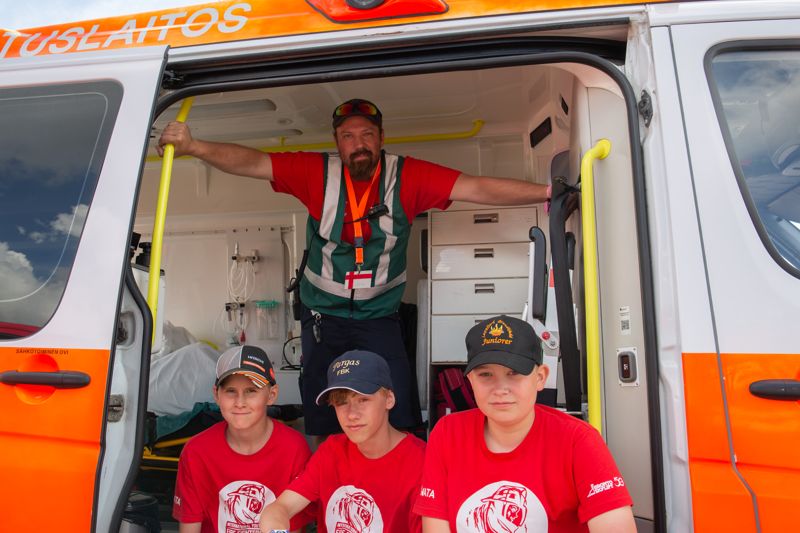 Adam Ahlfors, Viktor Öhman och Kasper Rosenbäck tycker att de lär sig mycket nytt under lägret. Utbildaren Jake lär ut första hjälpen och hur en ambulans fungerar. De röda tröjorna tilldelas alla lägerdeltagare.