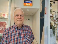 Sakari Kyöstilä från Artsjö passar på att ta ut pengar i Forum i Helsingfors. – Det är klart att jag i och med kriget i Ukraina har funderat på om jag borde lägga några tusen därhemma. Till exempel om det skulle uppstå några tekniska problem i bankerna, säger Kyöstilä.